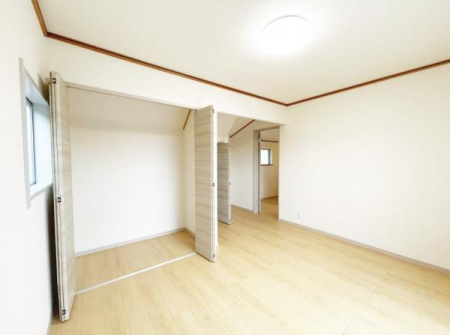 洋室 各部屋収納充実しています！お部屋を広く使えて快適に暮らせそうですね♪
