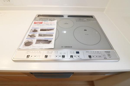  同じ住宅メーカーの他現場の完成写真です。
IHクッキングヒーター。お手入れもさっと簡単ひと拭きです。