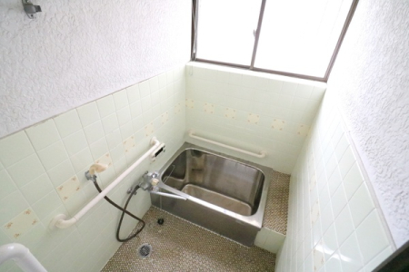 浴室 バスルームに追い炊き機能つき。
窓がついておりしっかり換気ができます。