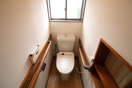 トイレ 1階トイレ。
温水洗浄機能付きです！