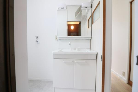 洗面台・洗面所 新品に交換！白を基調とした清潔感のある洗面室です。
