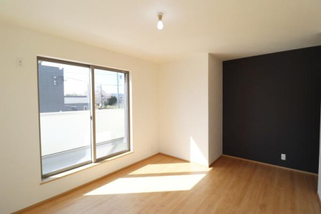 洋室 2階洋室8.8帖、収納を確保しています。収納がなく物があふれてしまうなどの心配などもございません♪
