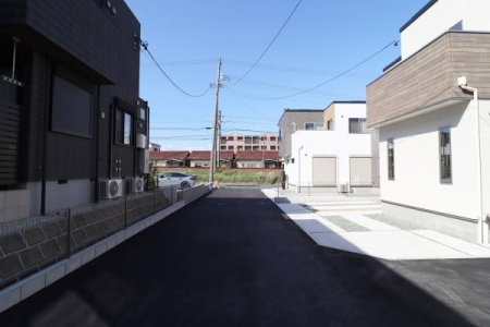 前面道路含む現地写真 ゆとりある前面道路！駐車スペースもたくさんあります♪