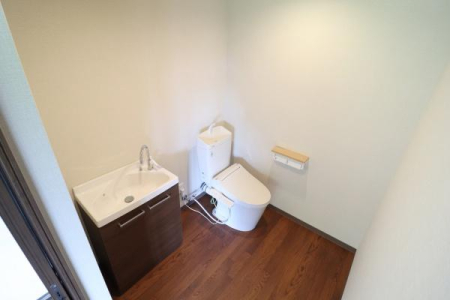 トイレ 2階のトイレもリフォーム済みです♪