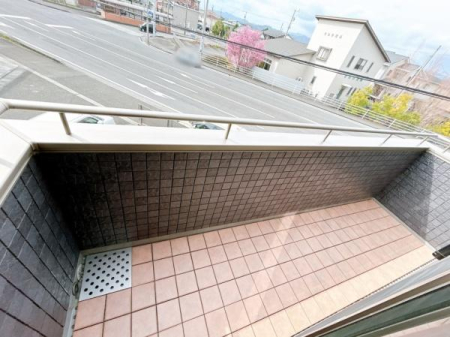 �o���R�j�[ �J�����̂��钭�]�����́B���󕨂��������花����X�y�[�X���m�ۂ��Ă��܂��B