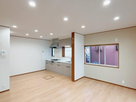 ���r���O ���ޏd����A�N���X�̒��ւ��A�L�b�`���V�i�����A�Ɩ��V�i���������s���܂����B���邢�F���g�p����Ă���A�������S�̂����邢���͋C�Ɂ�