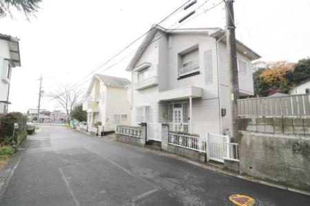 �O�ʓ��H�܂ތ��n�ʐ^ ������6���I��Ƃ�̂���O�ʓ��H�ŁA�Ԃ̏o��������y�X��