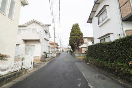 �O�ʓ��H�܂ތ��n�ʐ^ ������6���I��Ƃ�̂���O�ʓ��H�ŁA�Ԃ̏o��������y�X��