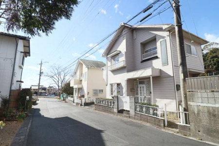 �O�ʓ��H�܂ތ��n�ʐ^ ������6���I��Ƃ�̂���O�ʓ��H�ŁA�Ԃ̏o��������y�X��