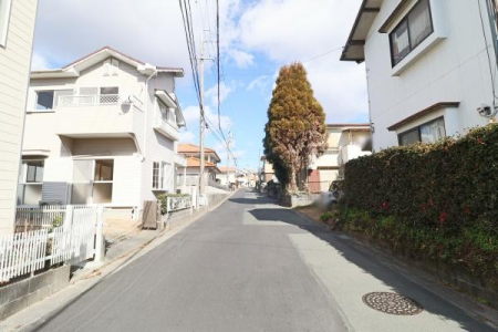 �O�ʓ��H�܂ތ��n�ʐ^ ������6���I��Ƃ�̂���O�ʓ��H�ŁA�Ԃ̏o��������y�X��