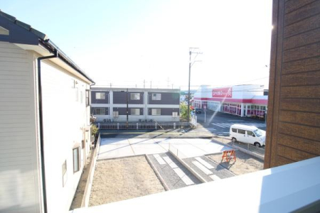 �Z�˂���̒��]�ʐ^ �o���R�j�[����̌i�F�ł���