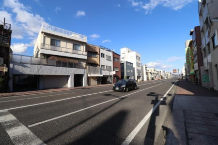 �O�ʓ��H�܂ތ��n�ʐ^ �S�ʂ͖k�X���ɖʂ��Ă��܂��A�V�É��w�܂ł̃A�N�Z�X���ǍD��