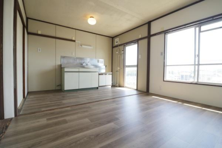 ���r���O �N�b�V�����t���A���ւ��ς݁�