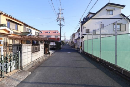 �O�ʓ��H�܂ތ��n�ʐ^ �O�ʓ��H�͕�����5.5���̓��H�ł��B�Ԓʂ�����Ȃ��A�]�T�������Ē��Ԓ����܂��I