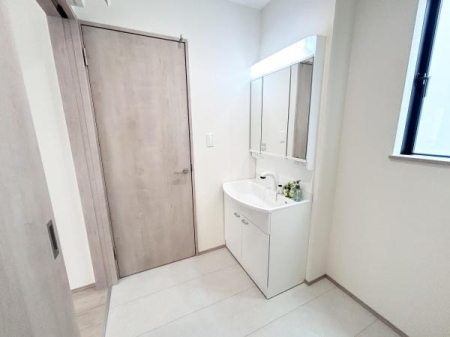 ���ʑ�E���ʏ� �O�ʋ��̗��ɁA���ϕi��q���p�i�Ȃǂ����[�\�B���ʑ����������ƕۂ��܂���