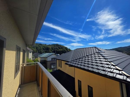 �Z�˂���̒��]�ʐ^ �o���R�j�[����̌i�F�ł���