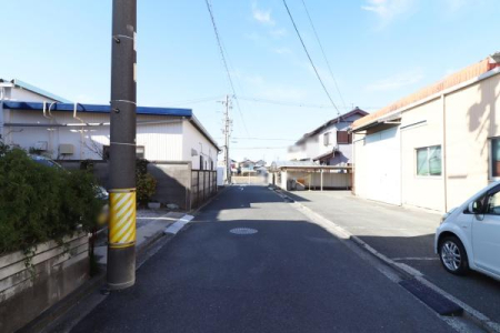 �O�ʓ��H�܂ތ��n�ʐ^ �S�ʂ͖k���̓��H�ɖʂ��Ă��܂��I