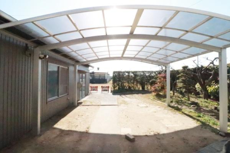 ���ԏ� �J�[�|�[�g�t���̒��ԏ�̗l�q