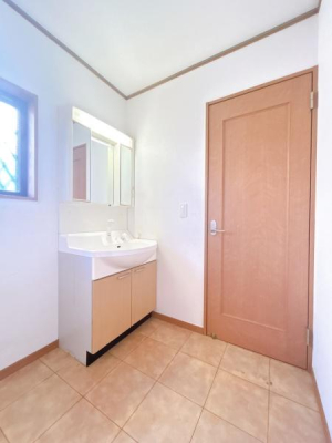 ���ʑ�E���ʏ� ���ʏ��̓N���[�j���O���s���܂��B
���ʂ̓N�b�V�����t���A�̏�\��A�ǂ̃N���X�͓\�ւ��s���\��ł��B���ʑ�͎O�ʋ��̂��̂ł��B