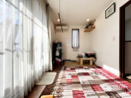 �a�� �o���R�j�[�ɖʂ��閾�邢�a��