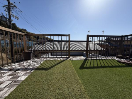 �o���R�j�[ 2�J���Ƀo���R�j�[������܂��B������͗z�̌��������Ղ�󂯂ă��t���b�V�����ł���J���I�ȋ�Ԃł��B
�ƒ�؉���������BBQ��������ƁA����̎�X�y�[�X�Ƃ��Ă������p���������܂�(^_^)