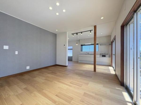 ���r���O �L�X�Ƃ����J�������ӂ�郊�r���O�ł��B������芰����[���ȍL��������܂��̂ŁA���Ƒ��ŃC���e���A�̃��C�A�E�g���l����̂��y���݂ɂȂ肻���ł��B
