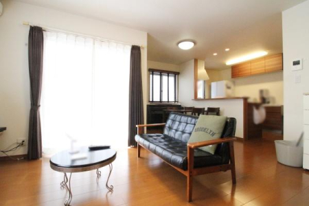 ���r���O �L�X�Ƃ����J�������ӂ�郊�r���O�ł��B������芰����[���ȍL��������܂��̂ŁA���Ƒ��ŃC���e���A�̃��C�A�E�g���l����̂��y���݂ɂȂ肻���ł��B
