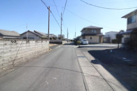 �O�ʓ��H�܂ތ��n�ʐ^ �ʕ�������̑O�ʓ��H�̗l�q