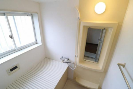 ���� ���ʐ^�͉Ƌ�⏬�����������C���[�W�ł��B
���v���C�o�V�[�ی�̂��߁A�f�荞�񂾏��������H�Ŏ�菜���Ă��܂���