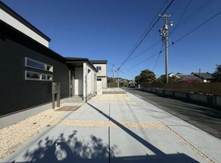 �O�ʓ��H�܂ތ��n�ʐ^ �O�ʓ��H�ƒ��ԃX�y�[�X3��̗l�q