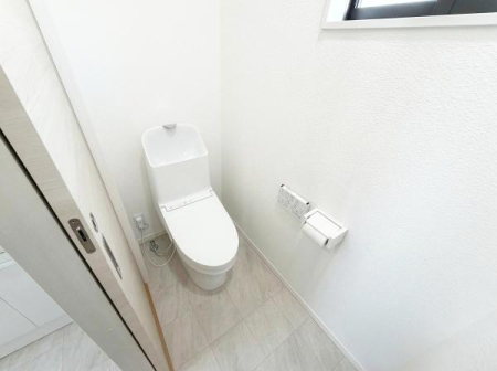 �g�C�� �������֍��t���̃g�C���ŁA��N��ʂ��ĉ��K�ɂ����p�ł��܂��B
���f�ڎʐ^��AI���H�ɂ��Ƌ�E�����p�i�����������Ă��܂��B