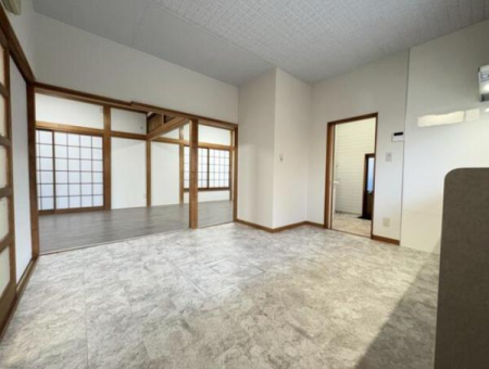 �L�b�`�� �L�b�`�����̃_�C�j���O�����B�_�C�j���O�e�[�u����u���΂������������������^�т₷���ł��ˁ�
���r���O�����ƐH�������镔���𕪂��₷���A�����Ƀ����n�����ł܂���