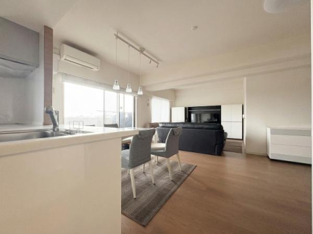 ���r���O �ʊp�x�����LDK�̗l�q
���f�ڎʐ^��AI���H�ɂ��Ƌ�E�����p�i�����ꕔ�������Ă��܂��B