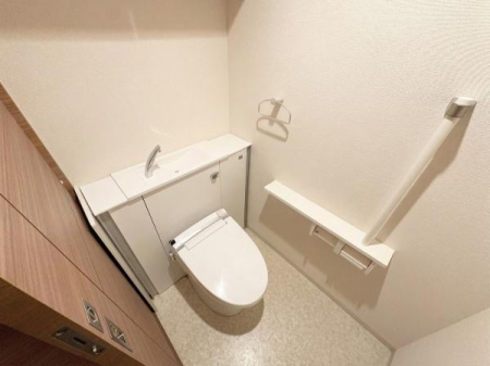 �g�C�� �g�C���̗l�q�A��􂢃X�y�[�X�t���B
��AI���H�ɂĐ����p�i�̈ꕔ���������Ă��܂��B