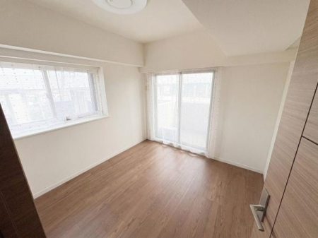 �m�� 2�ʍ̌��Ŗ��邢2�K�̗m���B�t���[�����O�Ȃ̂ŁA���|�������₷���ł���
�o���R�j�[����g���Ȍ����������݂܂��B���f�ڎʐ^��AI���H�ɂ��Ƌ�E�����p�i�����������Ă��܂��B