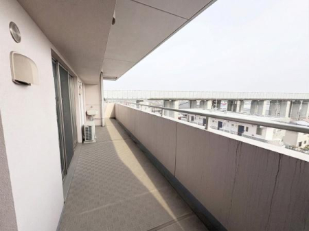 �o���R�j�[ �J�����̂��钭�]�����́B���󕨂��������花����X�y�[�X���m�ۂ��Ă��܂��B
���f�ڎʐ^��AI���H�ɂ��Ƌ�E�����p�i�����������Ă��܂��B