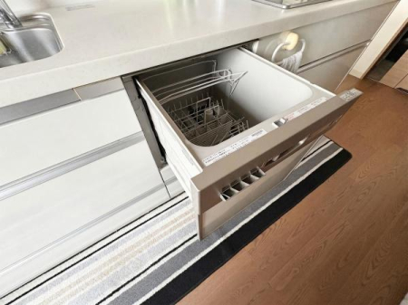 �L�b�`�� �H���t���̃V�X�e���L�b�`���̗l�q��
���q�l��������Ζʎ��L�b�`���I���f�ڎʐ^��AI���H�ɂ��Ƌ�E�����p�i�����������Ă��܂��B