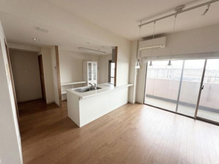 ���r���O �L�X�Ƃ����J�������ӂ�郊�r���O�ł��B������芰����[���ȍL��������܂��B���Ƒ��ŃC���e���A�̃��C�A�E�g���l����̂��y���݂ɂȂ肻���ł��B���f�ڎʐ^��AI���H�ɂ��Ƌ�E�����p�i�����������Ă��܂��B