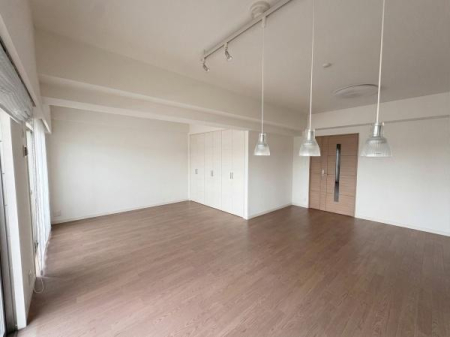 ���r���O �L�b�`�������猩�����r���O�̗l�q�B�t���[�����O�ƃN���X�̓i�`�������ȐF���ŁA�ǂ�ȉƋ�Ƃ��������ǂ��ł��B
���f�ڎʐ^��AI���H�ɂ��Ƌ�E�����p�i�����������Ă��܂��B