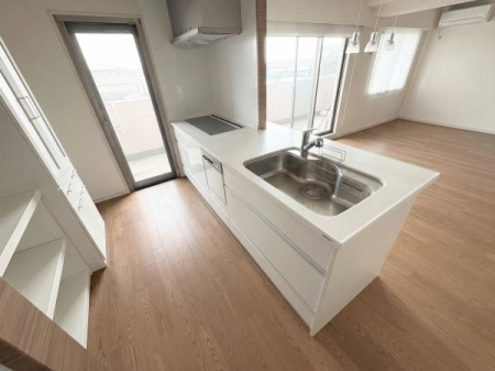 �L�b�`�� �L�b�`���̓��r���O�E�_�C�j���O�̗l�q���킩��悤�Ȏd�l�ɂȂ��Ă���A���Ƒ��̗l�q�����Ȃ��炨�������o���܂��B���f�ڎʐ^��AI���H�ɂ��Ƌ�E�����p�i�����������Ă��܂��B