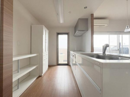 ���r���O �I����[�ӏ����L�x�ɂ���L�b�`�������t���̂��ߊ��C�����₷���A���邢��Ԃł��������o���܂��B���f�ڎʐ^��AI���H�ɂ��Ƌ�E�����p�i�����������Ă��܂��B