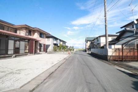 �O�ʓ��H�܂ތ��n�ʐ^ �쑤���H�̗l�q