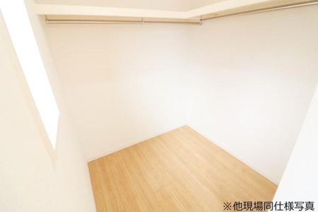  �y�E�H�[�N�C���N���[�[�b�g�z
���ɂ͉��ꂪ�t���ɂ����t���[�����O���g�p�B
�ߗނ��ЂÂ�����n���K�[�p�C�v�t���B���[���������ꂢ�ɐ������ڂł��܂��B