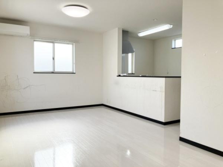 ���r���O �yLDK�z�Q�K�͈�ʃ��r���O�_�C�j���O�ɂȂ��Ă��܂��B�傫�ȑ���������������荞�ޖ��邢��Ԃł���