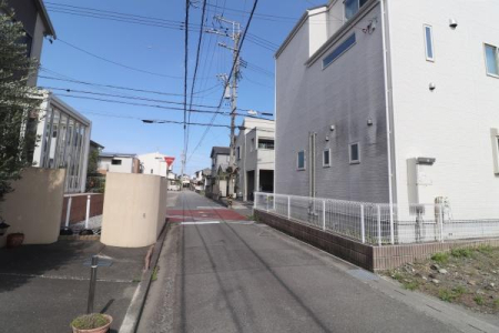 �O�ʓ��H�܂ތ��n�ʐ^ ���H�̗l�q�ƕʊp�x����̊O��