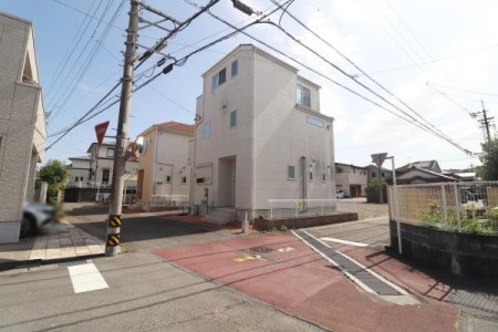 �O�ʓ��H�܂ތ��n�ʐ^ ���H�̗l�q�ƕʊp�x����̊O��