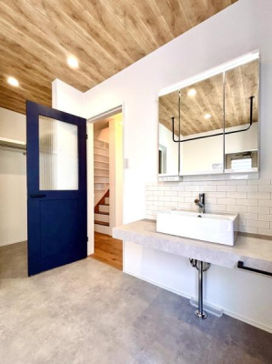 ���ʑ�E���ʏ� �P�K���ʏ��̗l�q