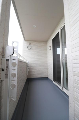�o���R�j�[ �쑤�ɖʂ����o���R�j�[�ł��̂Ŗ��邢����������荞�ݐ��󕨂��������芣�����Ă���܂��B
