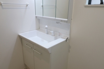 洗面台・洗面所　ゆとりの洗面スペースで朝の身支度も快適スムーズに♪
鏡の裏にはたっぷりと収納スペースを標準装備！
