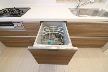 キッチン　使い勝手のよい節水タイプのシステムキッチンです。
引き出し収納は深さと奥行きを取り、大きな鍋などの調理器具もすっぽり収まります。